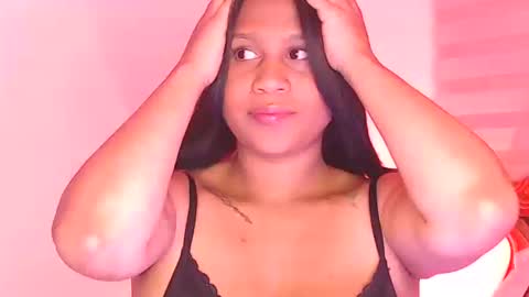 Snapshot of zoe_caroline chatting on 10-16-25, 04:35 Hola soy Zoe 3 online show from 10-16-25, 04:35