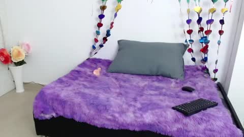Snapshot of zoe_velvet chatting on 02-15-25, 08:33 Carolina online show from 02-15-25, 08:33