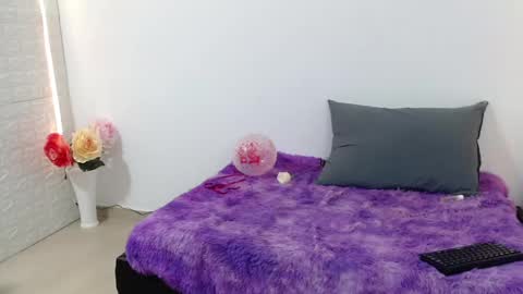 Snapshot of zoe_velvet chatting on 02-20-25, 05:23 Carolina online show from 02-20-25, 05:23