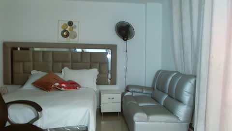 Snapshot of zoecruzz chatting on 12-19-25, 05:20 ZOE online show from 12-19-25, 05:20