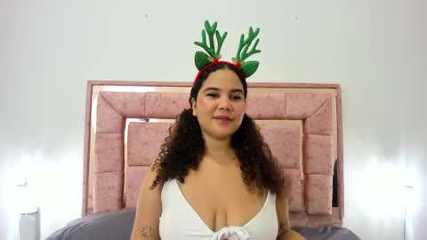 Snapshot of zoee_lov chatting on 12-28-24, 02:43 zoee online show from 12-28-24, 02:43