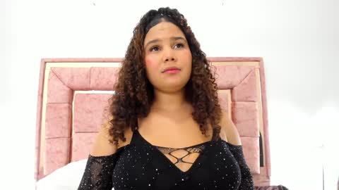 Snapshot of zoee_lov chatting on 02-05-25, 06:24 zoee online show from 02-05-25, 06:24