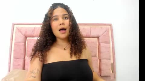 Snapshot of zoee_lov chatting on 02-27-25, 09:54 zoee online show from 02-27-25, 09:54