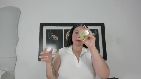 Snapshot of zoee_lov chatting on 09-24-25, 03:10 zoee online show from 09-24-25, 03:10