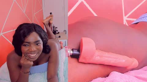 Snapshot of zoeethompson_cm chatting on 12-22-24, 01:45 online show from 12-22-24, 01:45