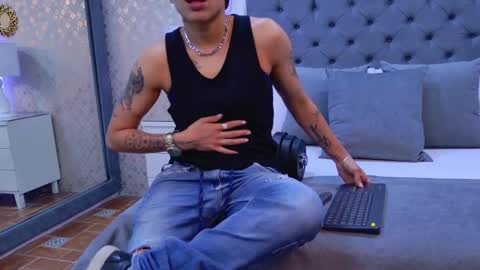 Zoe Krug online show from 11-19-25, 11:43