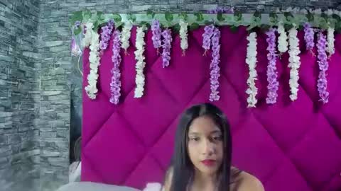 Snapshot of zoesmiitt chatting on 05-28-26, 01:52 zoesmiitt online show from 05-28-26, 01:52