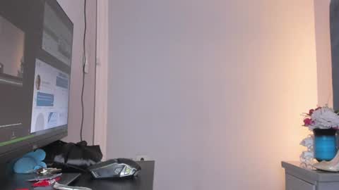 Snapshot of zoesmiitt chatting on 06-27-26, 12:10 zoesmiitt online show from 06-27-26, 12:10