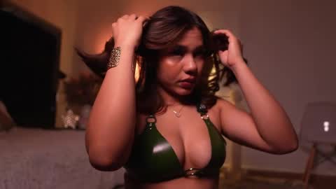 zoevidal_ online show from 04-04-26, 12:02