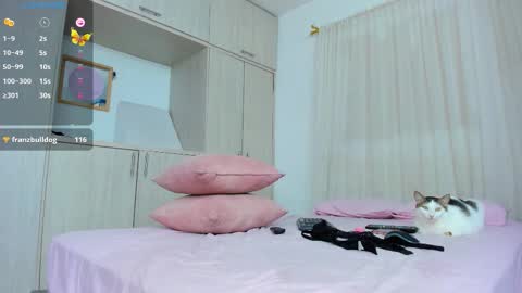 Snapshot of zoey_cooper chatting on 10-17-25, 02:15 zoey Independent model online show from 10-17-25, 02:15