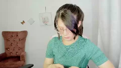 Snapshot of zooeybelair chatting on 07-02-26, 04:07 Alicie online show from 07-02-26, 04:07