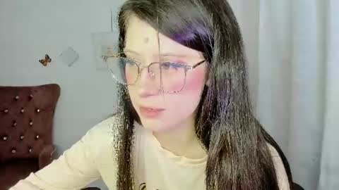 Snapshot of zooeybelair chatting on 07-06-26, 04:09 Alicie online show from 07-06-26, 04:09
