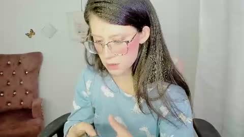 Snapshot of zooeybelair chatting on 07-10-26, 04:28 Alicie online show from 07-10-26, 04:28