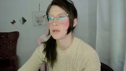 Snapshot of zooeybelair chatting on 07-12-26, 05:09 Alicie online show from 07-12-26, 05:09