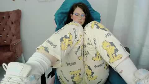 Snapshot of zooeybelair chatting on 07-18-26, 05:00 Alicie online show from 07-18-26, 05:00