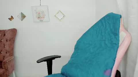 Snapshot of zooeybelair chatting on 07-20-26, 04:05 Alicie online show from 07-20-26, 04:05