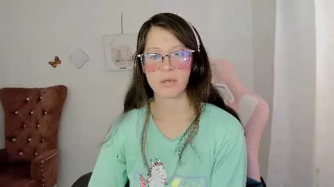 Snapshot of zooeybelair chatting on 07-22-26, 03:26 Alicie online show from 07-22-26, 03:26
