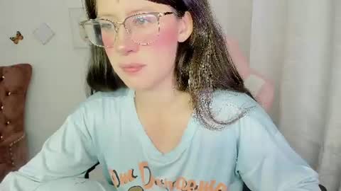 Snapshot of zooeybelair chatting on 07-26-26, 04:20 Alicie online show from 07-26-26, 04:20