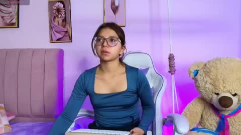 Snapshot of zoow_bluussh chatting on 02-17-26, 12:12 Zoe online show from 02-17-26, 12:12