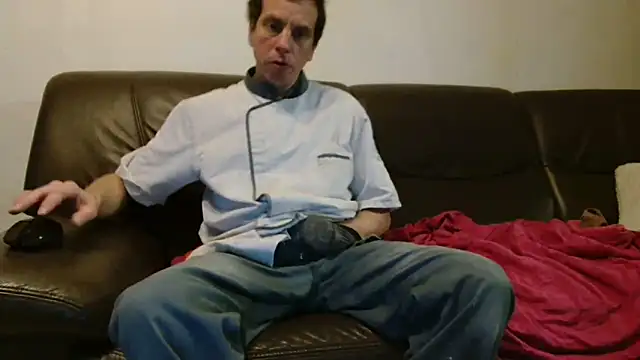 Snapshot of cloupefun chatting on 12-15-25, 07:23 cloupefun online show from 12-15-25, 07:23