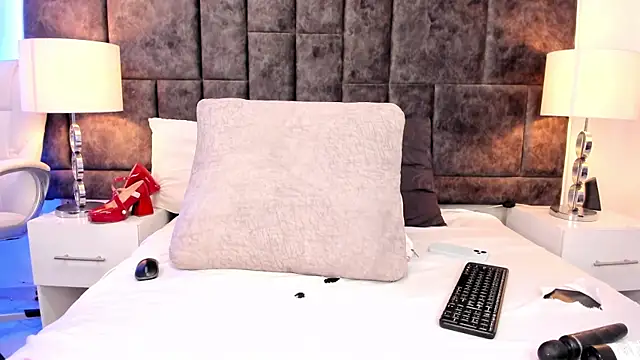 Snapshot of Petit-Rosse chatting on 01-10-25, 01:21 Petit-Rosse online show from 01-10-25, 01:21