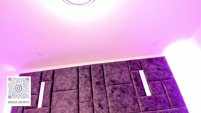 Snapshot of Petit-Rosse chatting on 03-03-25, 11:03 Petit-Rosse online show from 03-03-25, 11:03