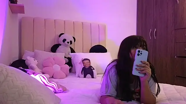 Snapshot of Petit-Rosse chatting on 09-21-25, 04:36 Petit-Rosse online show from 09-21-25, 04:36