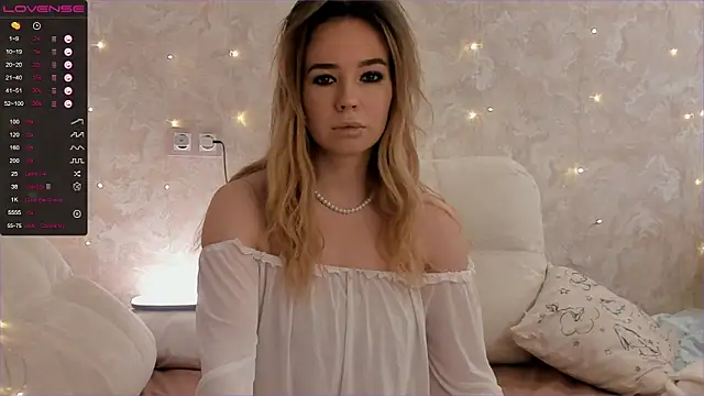 Snapshot of EvaSileZ chatting on 10-18-25, 10:05 EvaSileZ online show from 10-18-25, 10:05