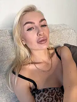 Mia Roxie online show from 10-21-25, 10:38