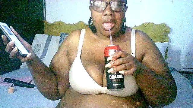 Snapshot of YELLOW_BONE chatting on 10-31-25, 08:59 YELLOW BONE online show from 10-31-25, 08:59