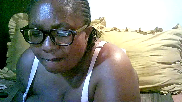 Snapshot of YELLOW_BONE chatting on 11-10-25, 08:08 YELLOW BONE online show from 11-10-25, 08:08