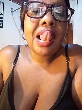 Snapshot of YELLOW_BONE chatting on 11-26-25, 08:54 YELLOW BONE online show from 11-26-25, 08:54