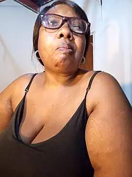 Snapshot of YELLOW_BONE chatting on 11-30-25, 01:42 YELLOW BONE online show from 11-30-25, 01:42