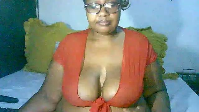 Snapshot of YELLOW_BONE chatting on 12-20-25, 07:32 YELLOW BONE online show from 12-20-25, 07:32