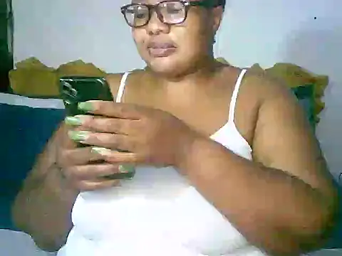 Snapshot of YELLOW_BONE chatting on 05-14-26, 06:53 YELLOW BONE online show from 05-14-26, 06:53