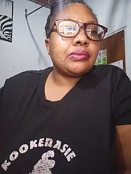 Snapshot of YELLOW_BONE chatting on 06-04-26, 09:10 YELLOW BONE online show from 06-04-26, 09:10