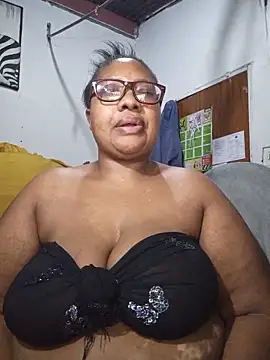 Snapshot of YELLOW_BONE chatting on 06-12-26, 08:41 YELLOW BONE online show from 06-12-26, 08:41