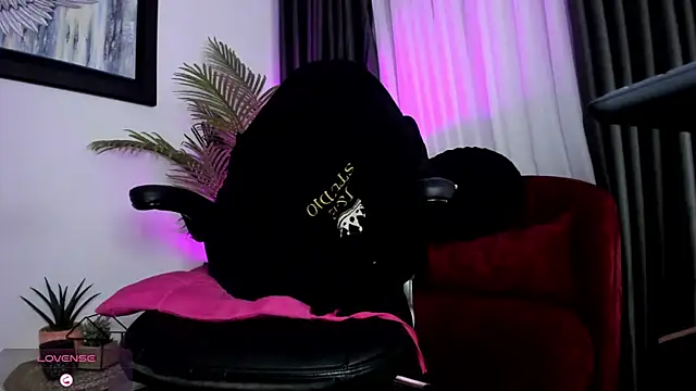 Snapshot of brianahill_ chatting on 10-04-25, 07:23 brianahill online show from 10-04-25, 07:23