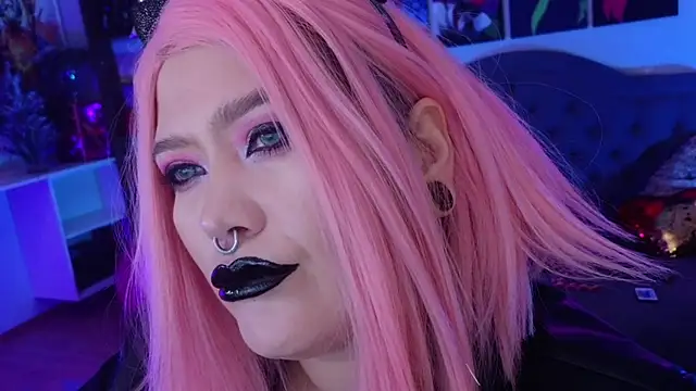 Snapshot of wickedxqueen chatting on 12-15-24, 04:18 wickedxqueen online show from 12-15-24, 04:18