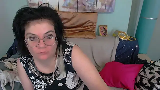 Snapshot of EverlyRays chatting on 11-25-25, 04:18 EverlyRays online show from 11-25-25, 04:18