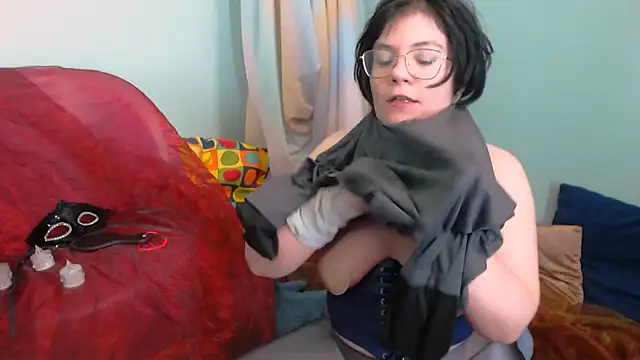 Snapshot of EverlyRays chatting on 12-15-25, 05:23 EverlyRays online show from 12-15-25, 05:23