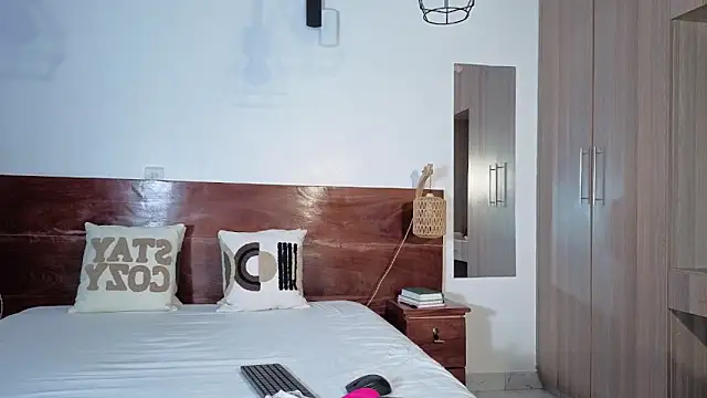 Elegant Ebony online show from 03-12-26, 09:37