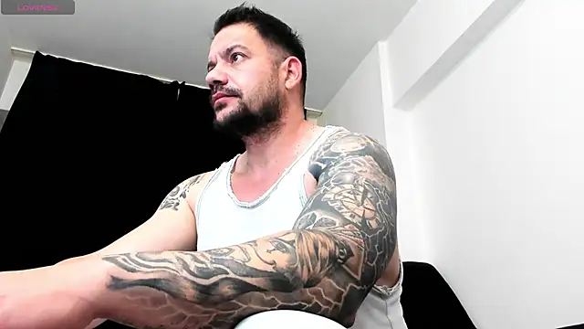 Snapshot of musclemonster31 chatting on 12-21-25, 11:56 musclemonster31 online show from 12-21-25, 11:56