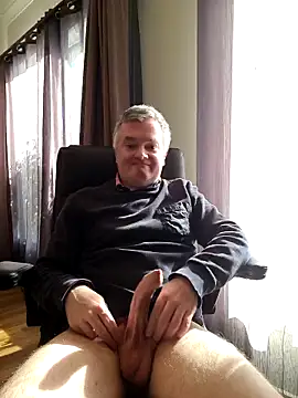 Snapshot of MichOxxford chatting on 10-13-25, 05:51 MichOxxford online show from 10-13-25, 05:51