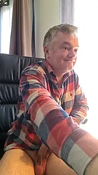 Snapshot of MichOxxford chatting on 10-15-25, 04:12 MichOxxford online show from 10-15-25, 04:12