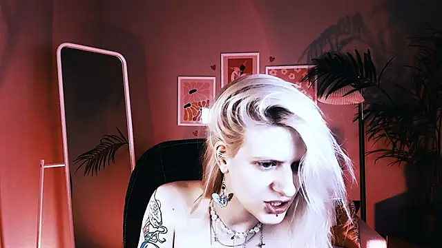 Snapshot of Noah_ElmerX chatting on 10-10-25, 04:50 Noah ElmerX online show from 10-10-25, 04:50