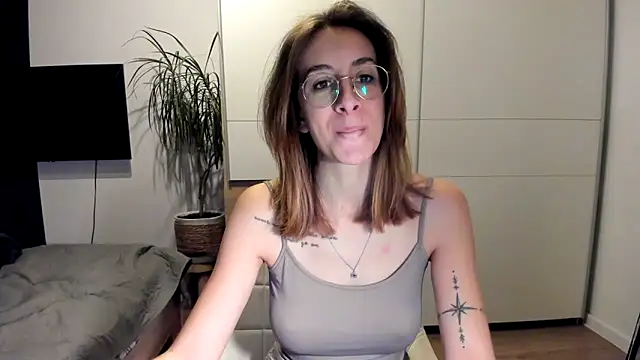 Snapshot of DesireMore90 chatting on 01-28-25, 04:41 DesireMore90 online show from 01-28-25, 04:41