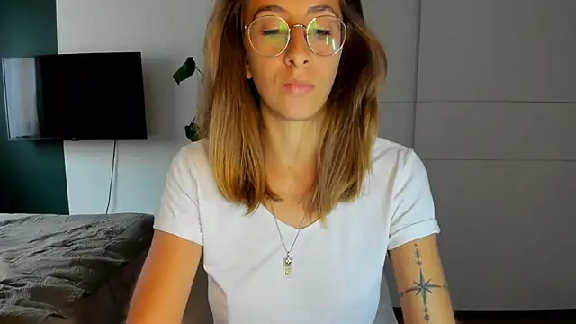 Snapshot of DesireMore90 chatting on 09-16-25, 01:23 DesireMore90 online show from 09-16-25, 01:23