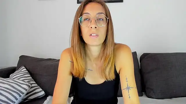 Snapshot of DesireMore90 chatting on 09-25-25, 02:21 DesireMore90 online show from 09-25-25, 02:21