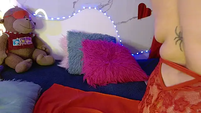 Snapshot of juanitared chatting on 10-17-25, 12:01 juanitared online show from 10-17-25, 12:01